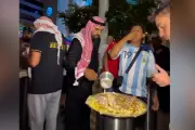 CĐV Argentina thích thú thưởng thức đặc sản Jordan