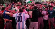 CĐV Argentina và Algeria ẩu đả, Messi đối đầu con trai Zidane