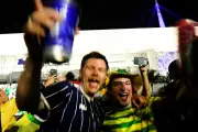 CĐV Brazil và Scotland nhảy múa cùng nhau sau trận đấu
