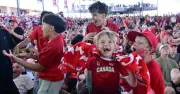CĐV Canada tưng bừng mở hội sau chiến thắng lịch sử 6-0 trước Qatar tại World Cup 2026