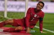 CĐV trái chiều khi C.Ronaldo bỏ lỡ cơ hội khó tin trong trận giao hữu với Nigeria