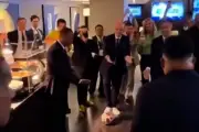 Dan huyền thoại Brazil đá bóng ma với chủ tịch FIFA