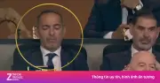 Danh thủ Pháp Djorkaeff ngủ gục trên khán đài World Cup 2026