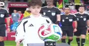 Danh tính cậu bé nháy mắt 'cướp tim' chị em tại World Cup 2026