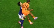 Depay gây phẫn nộ vì đánh vào mặt cầu thủ Nhật Bản, VAR bị chỉ trích
