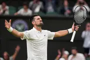 Djokovic thắng nhọc Wu Yibing ở vòng một Wimbledon 2026