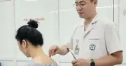Dân văn phòng khổ sở vì đau cổ vai gáy, bác sĩ chỉ cách giảm đau hiệu quả