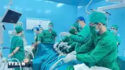 Dùng camera nội soi phẫu thuật một lần thoát vị bẹn cả hai bên