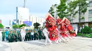 Dâng hoa tưởng niệm Chủ tịch Hồ Chí Minh trước hội thảo khoa học cấp Bộ Quốc phòng