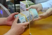 Doanh nghiệp rút mạnh tiền khỏi ngân hàng, trái ngược xu hướng gửi tiết kiệm của dân