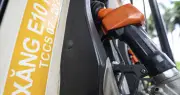 Doanh nghiệp xăng dầu điều chỉnh: Giá xăng E5 giảm mạnh 1.330 đồng/lít