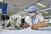Dệt may Việt Nam chịu áp lực kép từ thuế quan Mỹ và xung đột Trung Đông