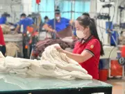 Dệt may Việt Nam tận dụng cửa sổ thuế quan và rủi ro thiếu đơn hàng cuối năm