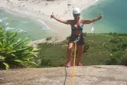 Du khách Brazil mải xịt thuốc chống côn trùng, trượt chân rơi xuống vực tử vong