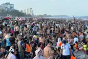 Du khách chen chân tắm biển Sầm Sơn giữa đợt nắng nóng gay gắt