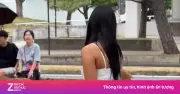 Du khách mặc váy ngắn cười hươu Nara ở Nhật Bản