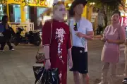 Du khách nước ngoài mặc áo dài phản cảm ở Hội An bị nhắc nhở
