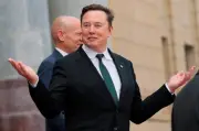 Elon Musk: Từ kẻ không nhà trở thành tỷ phú nghìn tỷ USD đầu tiên