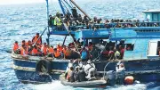 Gambia: 110 người di cư được cứu trên thuyền hỏng động cơ hướng đến châu Âu