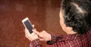 Gen Z 'cai nghiện' smartphone, U60 đổ xô học AI: Cuộc đảo ngôi công nghệ bất ngờ