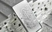 Giá bạc trong nước lao dốc theo đà giảm của thế giới
