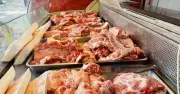 Giá heo hơi giảm mạnh, miền Nam lao dốc tới 3.000 đồng/kg