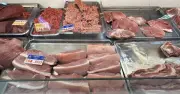 Giá heo hơi hôm nay 25.6: Miền Nam thủng đáy 60.000 đồng/kg