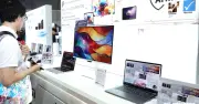 Giá laptop tăng vọt nhưng nhu cầu mùa tựu trường không giảm nhờ AI