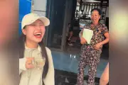 Giả làm cô dâu, tiết lộ bí mật khiến mẹ xúc động quỵ xuống