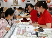 Giá vàng giảm mạnh sau cơn sốt, nhà đầu tư cần thận trọng hơn