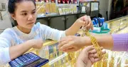 Giá vàng giảm sâu, người mua lỗ nặng vì đu đỉnh và bắt đáy