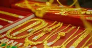 Giá vàng lao dốc mạnh, xuyên thủng mốc 4.400 USD do USD tăng và lợi suất trái phiếu đi lên