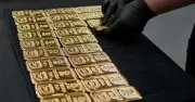 Giá vàng mất mốc 4.500 USD/oz, quỹ lớn nhất thế giới bán hàng tạ vàng