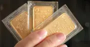 Giá vàng SJC giảm 2,5 triệu đồng/lượng, vàng thế giới lao dốc