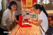 Giá vàng suy yếu khi đồng USD chạm đỉnh một năm