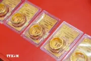 Giá vàng thế giới giảm 0,25% sáng 22/6 do áp lực từ Fed và USD mạnh