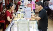 Giá vàng thế giới giảm hơn 130 USD, kéo giá vàng trong nước lao dốc mạnh