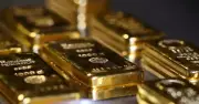 Giá vàng thế giới lao dốc xuống 4.020 USD/ounce, dầu thô bật tăng