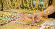 Giá vàng thế giới mất mốc 4.000 USD, giảm hơn 27% từ đỉnh lịch sử