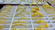Giá vàng trong nước giảm mạnh, chênh lệch mua-bán nới rộng lên 5 triệu đồng/lượng