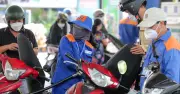 Giá xăng dầu giảm mạnh, dầu diesel rẻ hơn gần 1.000 đồng/lít