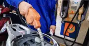 Giá xăng dầu tiếp tục giảm mạnh, có loại hạ tới hơn 2.300 đồng/lít