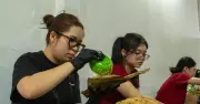 Gia đình 3 thế hệ tất bật làm gần 10.000 bánh ú bà Trang dịp Tết Đoan Ngọ