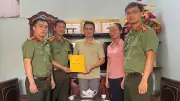 Gia đình chiến sĩ khó khăn nhận quà từ An ninh điều tra Thanh Hóa