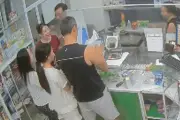 Gia đình vỡ òa hạnh phúc khi con gái đỗ trường THPT mơ ước