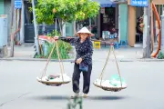 Giữa nắng nóng, rất cả người ở Hà Nội muôn kiểu mưu sinh