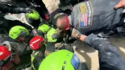 Giải cứu hai cha con sống sót kỳ diệu sau 4 ngày động đất Venezuela