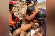 Giải cứu nạn nhân giữa dòng đổ nát ở Venezuela