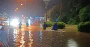Giải cứu thành công 3 người bị nước cuốn trôi sau mưa lớn ở Đồng Nai