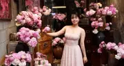 Giới trẻ xếp hàng check-in bên hoa mẫu đơn đắt tiền tại quán cà phê